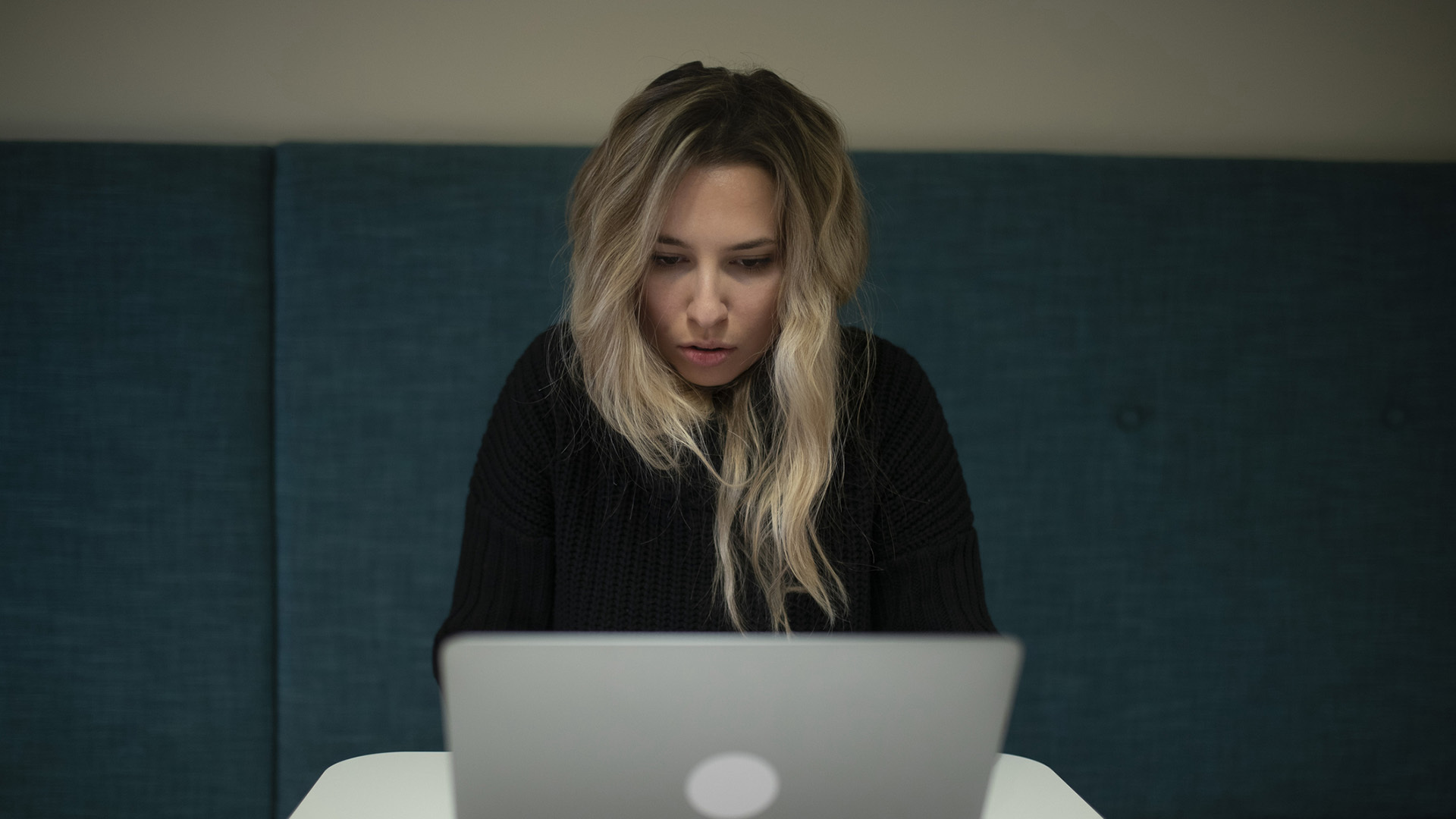 kvinna framför laptop