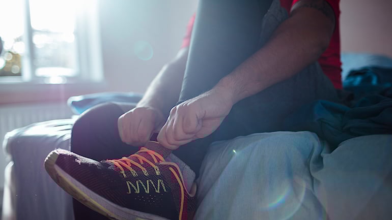 Person som tar på sig gympaskor